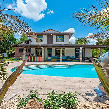 Blockchain - Acre Lot W/ Pool-Hot Tub-Bars-Tiki-Games-Theater!
